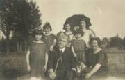 Scalarini with his wife and daughters: Raniera, Claudia, Scalarini, Francesca, Pina, Virginia, Carla Pozzi, 1924.
