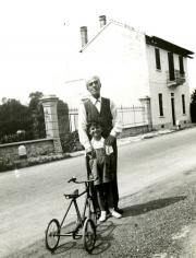 Scalarini with his nephew Nando. Gavirate 1940. 