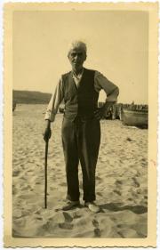 Sulla spiaggia di Istonio (Vasto) durante la sua permanenza forzata al campo di concentramento 1941.