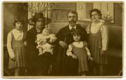 Foto di famiglia da sinistra la figlia Francesca, la moglie Carolina Pozzi, la figlia Claudia, Scalarini, la figlia Rainera, la figlia Virginia, Milano 1918. 